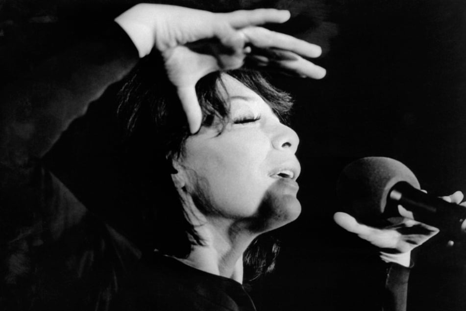 Die französische Sängerin und Schauspielerin Juliette Greco, aufgenommen während eines Auftritts am 10. Oktober 1973 in der Kölner Sporthalle.