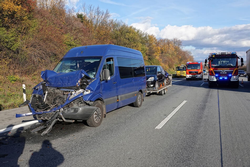 Stark beschädigt steht ein Kleintransporter, der zuvor gegen das Heck eines Lkws krachte, auf der rechten Fahrspur.