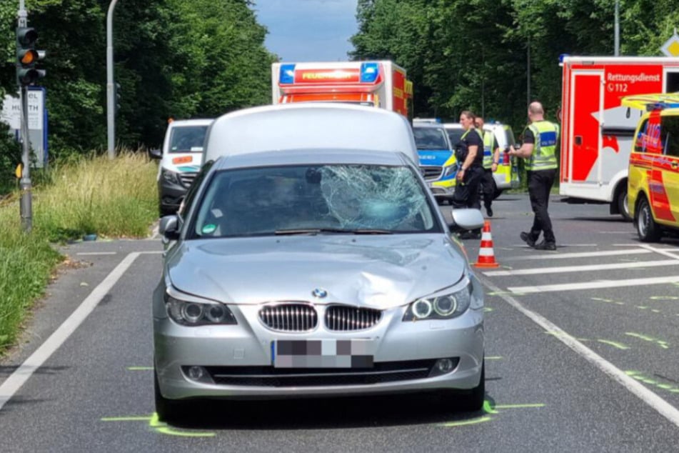 Der silberne BMW des Rasers wurde bei dem Unfall schwer beschädigt.