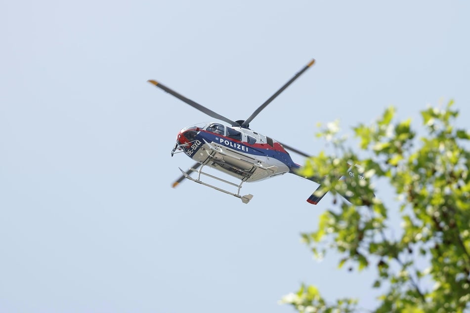 Ein Polizeihubschrauber kreiste über dem Tatort.