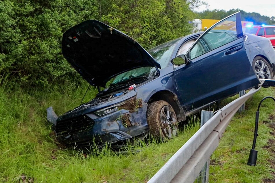 Unfall A13: Auto kracht in Leitplanke: Zwei Verletzte bei Unfall auf A13