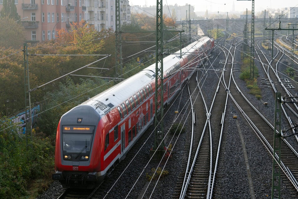 Achtung, Fahrgäste: Der RE5 von Berlin nach Rostock/Stralsund fährt in den kommenden zwei Nächten nicht planmäßig. (Archivbild)