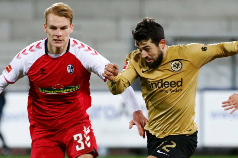 Eintracht Frankfurts Torschütze zum 1:0 Amin Younes (r.) im Zweikampf mit Philipp Lienhart vom SC Freiburg.