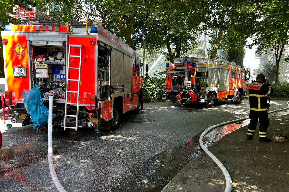 Die Feuerwehr war in Hamburg-Hummelsbüttel im Einsatz. Stundenlang brannte dort ein Dach.