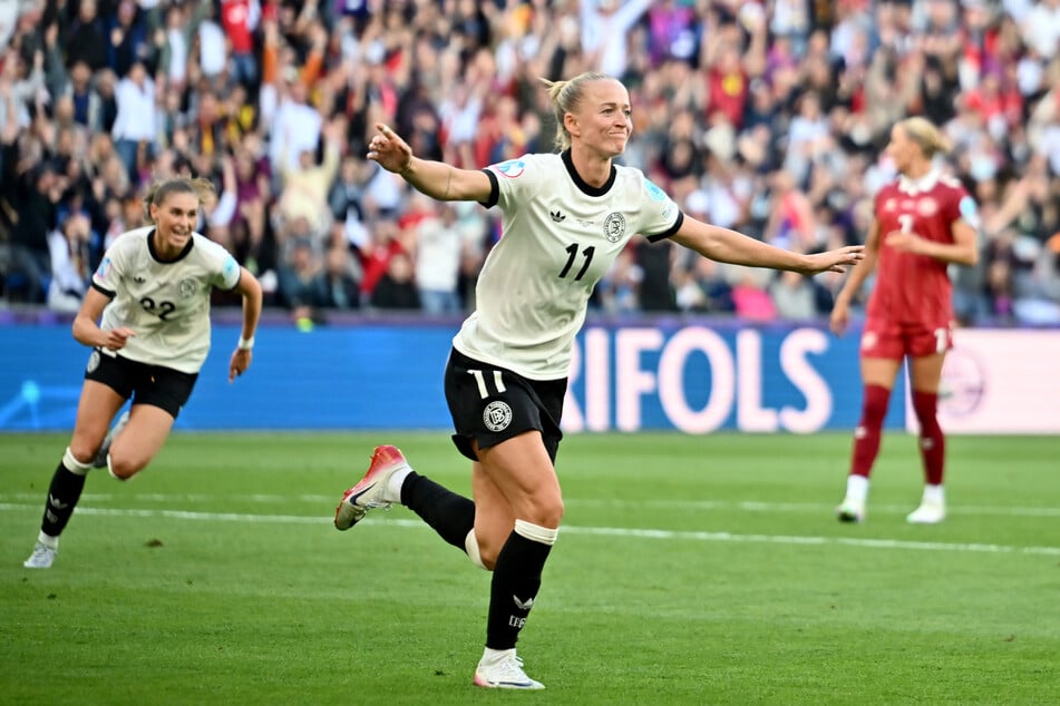 Deutschlands Lea Schüller (27) bejubelt ihren Treffer zur 2:1-Führung.
