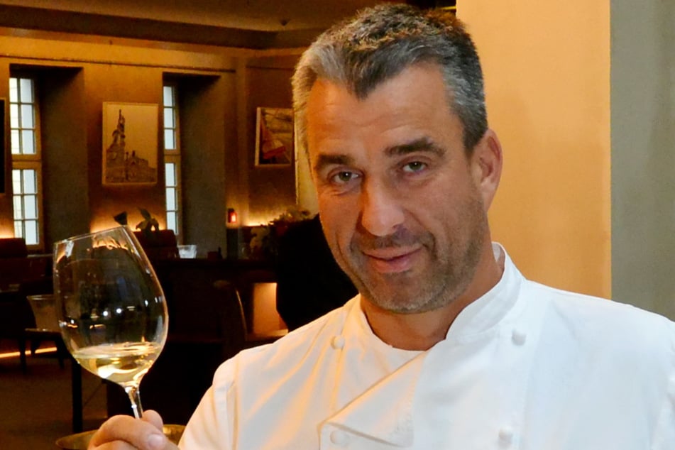 Frei nach dem Motto "Mein Lokal, Dein Lokal": Gerd Kastenmeier (57) stellt Mike Süsser für einen Abend sein Restaurant zur Verfügung.