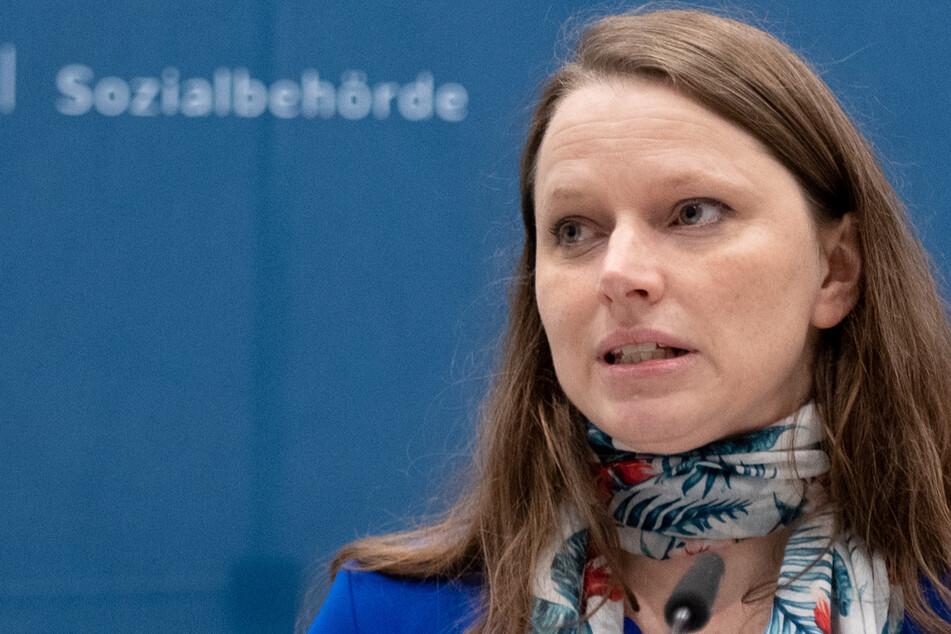 Melanie Leonhard (43, SPD), Senatorin für Arbeit, Gesundheit, Soziales, Familie und Integration von Hamburg, äußert sich bei einer Pressekonferenz über das neue Impfzentrum, das in den Messehallen fertig aufgebaut ist.