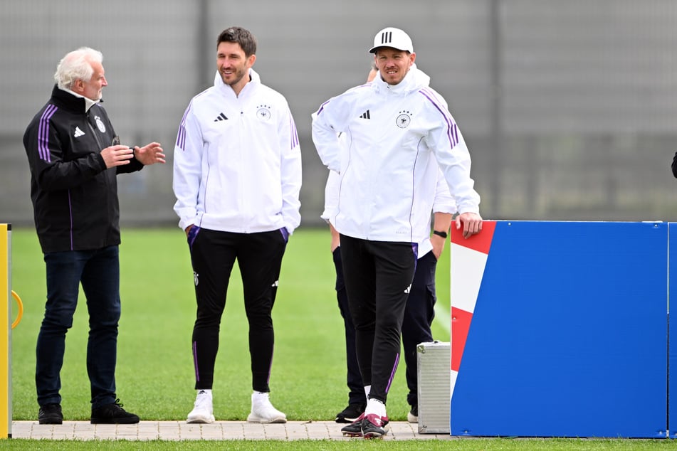 Bundestrainer Julian Nagelsmann (26, r.) will sich vor dem Viertelfinal-Kracher der deutschen Nationalmannschaft gegen Spanien nicht in die Karten schauen lassen.