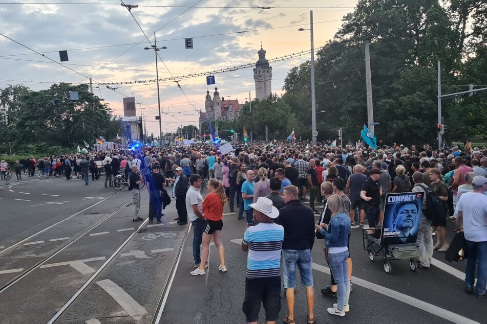 Sitzblockade stoppt "Freie Sachsen"-Aufzug: Tausende protestieren in Leipzig