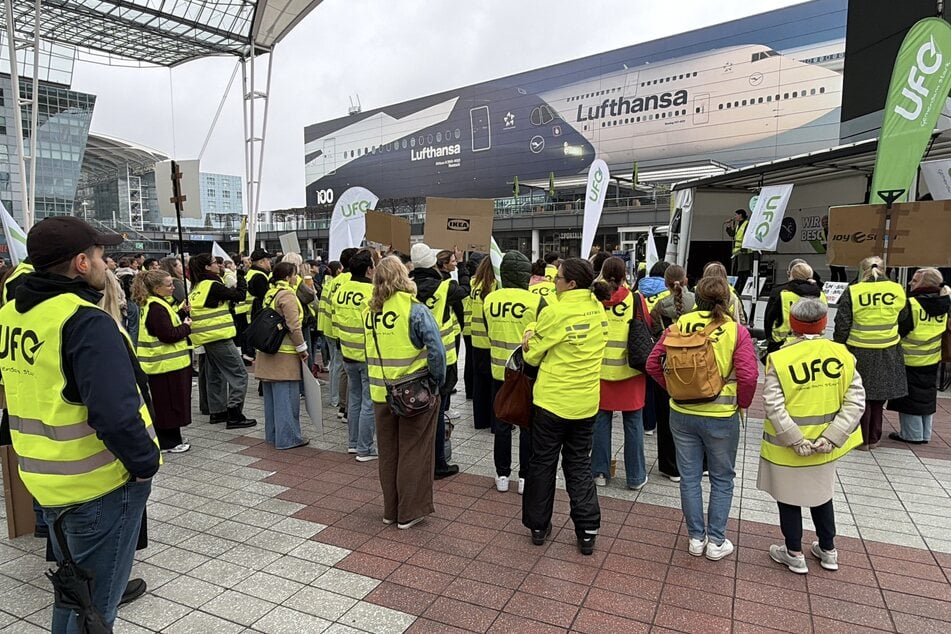 Personal streikt vor dem Flughafen in München.