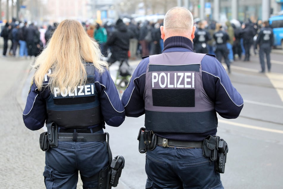 Mit E-Bike auf Polizisten zugefahren: 50-Jähriger wird im Magdeburger Bahnhofstunnel vom Rad gerissen