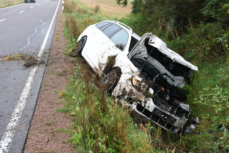 Ein Skoda landete am Donnerstagmorgen nach einem Crash auf der B175 im Straßengraben.