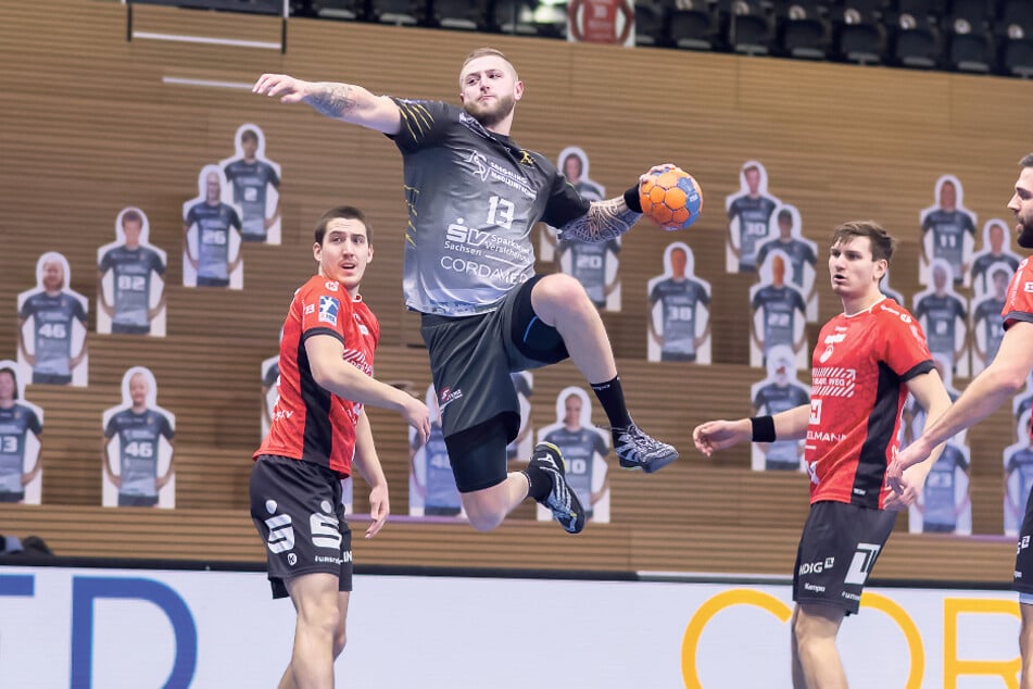 Mindaugas Dumcius ist hochgestiegen und zieht ab. „Minde“ erzielte sieben Feldtore im Derby gegen Eisenach.