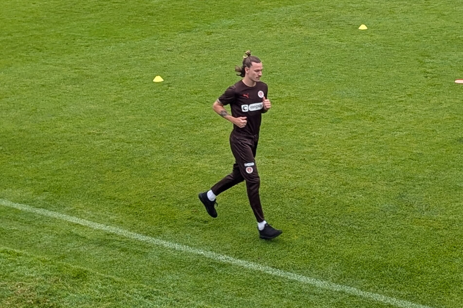 Jackson Irvine ist zurück auf dem Platz, wenn auch mit Laufschuhen.