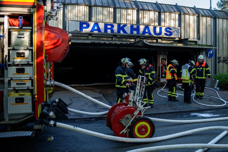 Der nur an den Autos entstandene Schaden wird von der Polizei auf 800.000 Euro geschätzt.