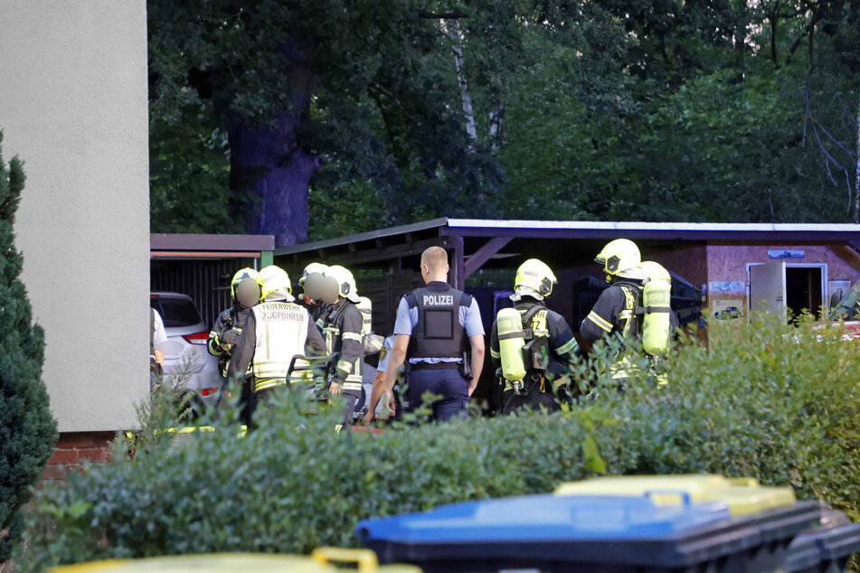 In Chemnitz-Ebersdorf brannte am Sonntagabend eine Garage. Feuerwehr und Polizei waren vor Ort.