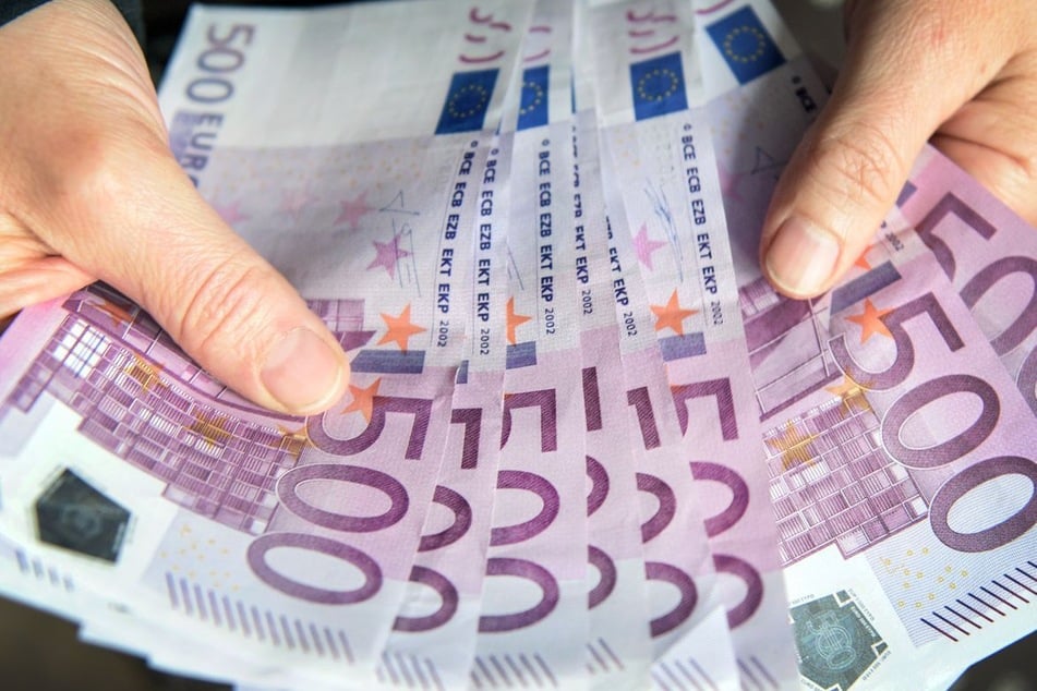 Die mutmaßlichen Hehler schmolzen ihre Beute ein und machten sie zu massenhaft Bargeld. (Symbolfoto)