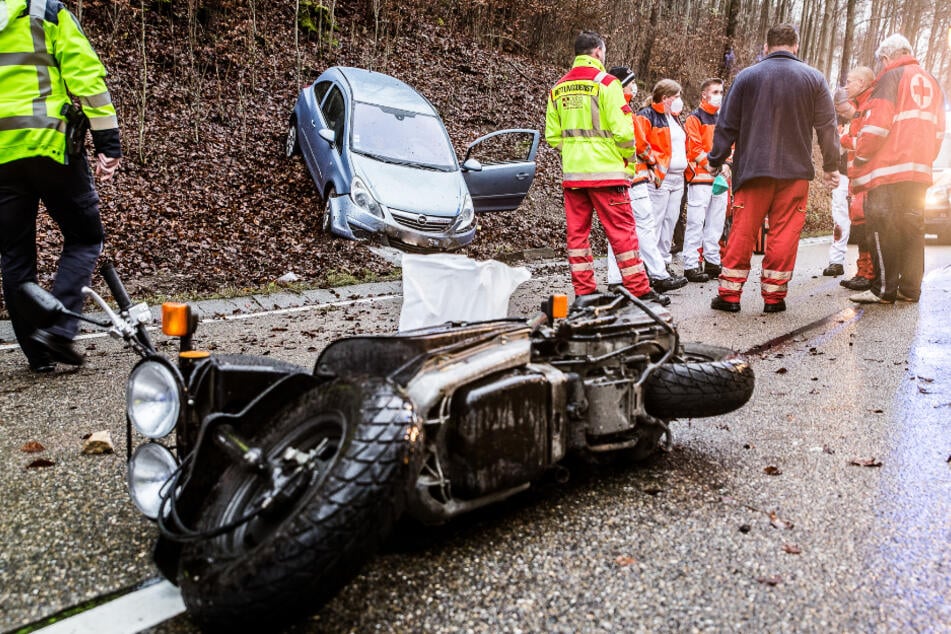 Rettungskräfte sind an der Unfallstelle vor Ort, wo ein Mann ums Leben kam.