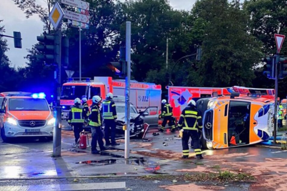 Krankenwagen prallt auf Kreuzung mit Auto zusammen - Sanitäterin schwer verletzt