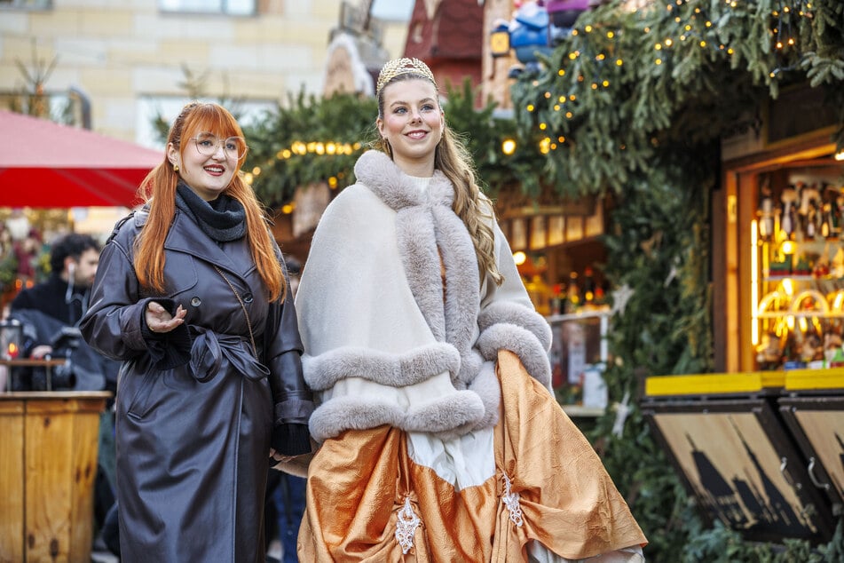 Gemeinsam mit TAG24-Redakteurin Janina Rößler (23, l.) blickte Joelle Mißler auf ihre Zeit auf dem Dresdner Striezelmarkt zurück.