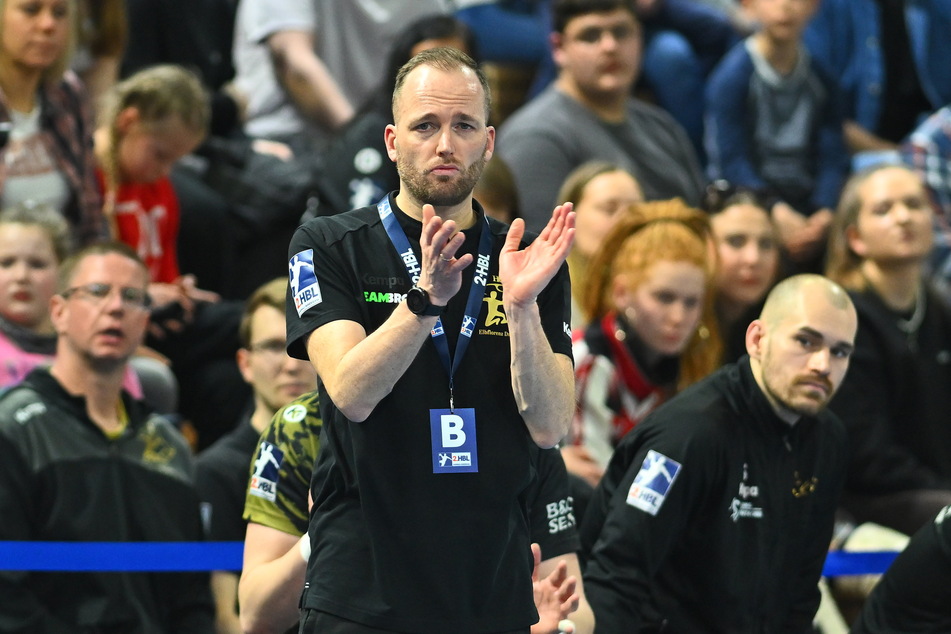 HCE-Trainer André Haber (37, v.) blickt mit Stolz auf die Saison zurück.