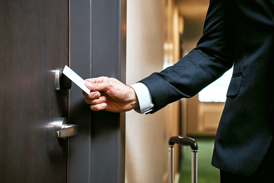 Nach der Diagnose im Krankenhaus ging der 33-Jährige in ein Hotel. (Symbolbild)