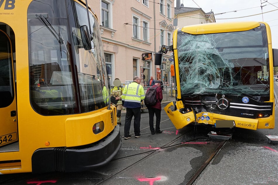 30 Verletzte bei Unfall zwischen Straßenbahn und Bus: Tram erfolgreich ins Gleisbett gehoben