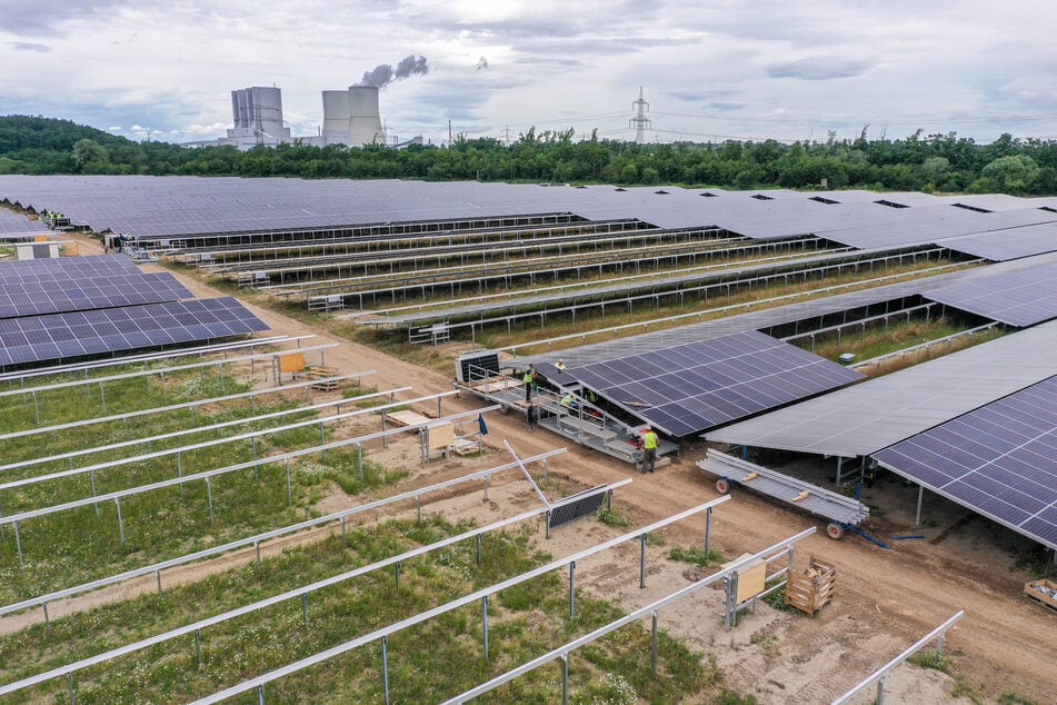 Auf dem Kippengelände des ehemaligen Braunkohle-Tagebaus Witznitz II im Süden von Leipzig wächst auf 500 Hektar Fläche ein gigantisches Solarkraftwerk heran.