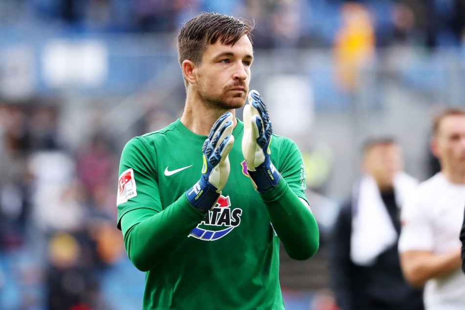 FCE-Keeper Martin Männel (33) bedankt sich mit besorgter Miene bei den mitgereisten Fans. Der Kapitän sieht auch: Offensiv ist Aue zu ungefährlich!