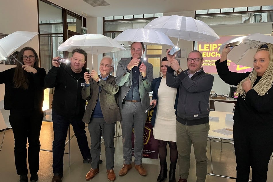 Gemeinsam mit Parteien Initiativen, Organisationen und Unternehmen hat Krumbiegel (2.v.l.), zu einer Demonstration gegen die sogenannten Montagsspaziergänger in Leipzig aufgerufen.