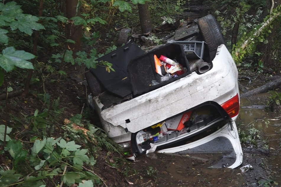 BMW landet nach Unfall kopfüber in Tümpel! 36-Jähriger in Lebensgefahr