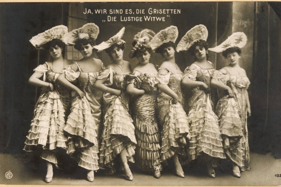 Wien anno 1905: Für ein Foto posieren die Grisetten der "Lustigen Witwe" in ihren Cancan-Röcken.