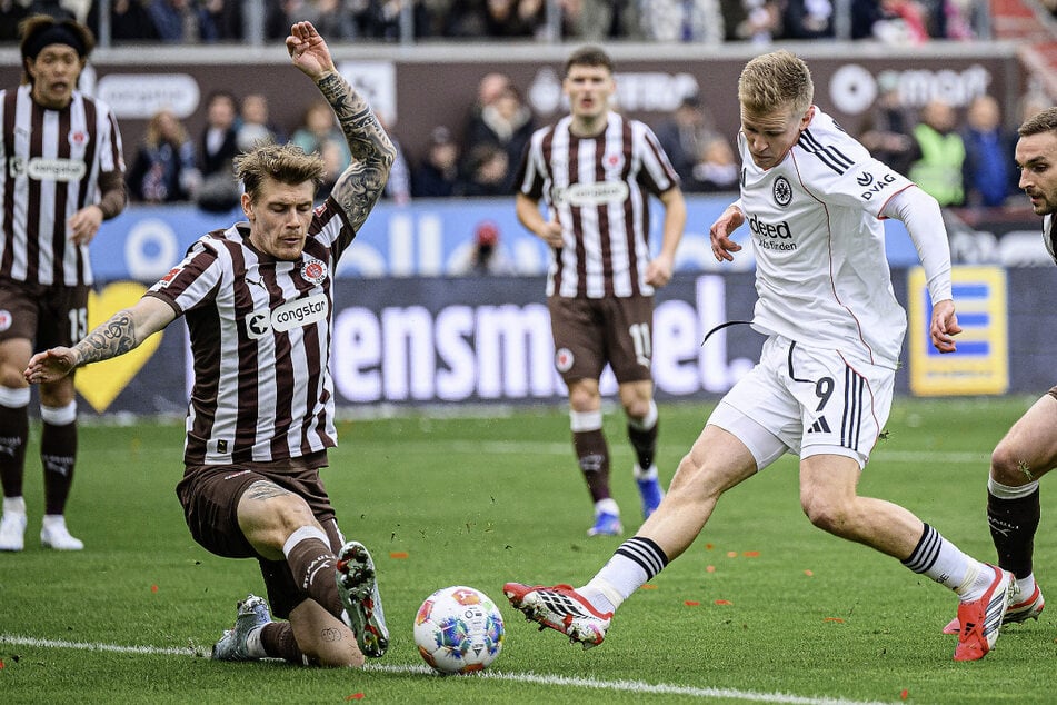 Eric Smith (29) blockte in der Anfangsphase einen Schuss von Jonathan Burkardt (25) und verhinderte den Rückstand.