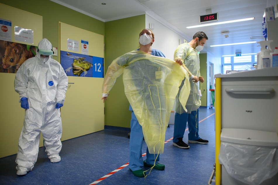 Krankenhauskittel statt Uniform: Soldaten helfen immer öfter aus.