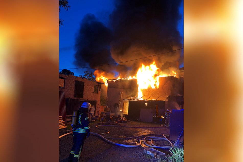 In Ballenstedt brannte am Donnerstag ein Reihenhaus. Die Bewohner konnten sich in Sicherheit bringen.