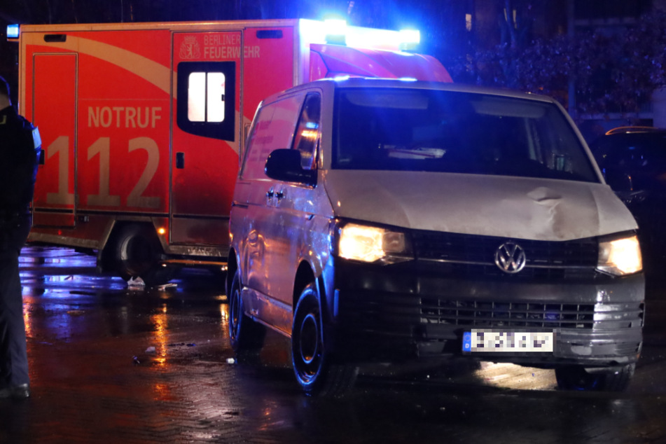 Der weiße VW-Kleintransporter erfasste in Neu-Hohenschönhausen eine 27-jährige Fußgängerin.