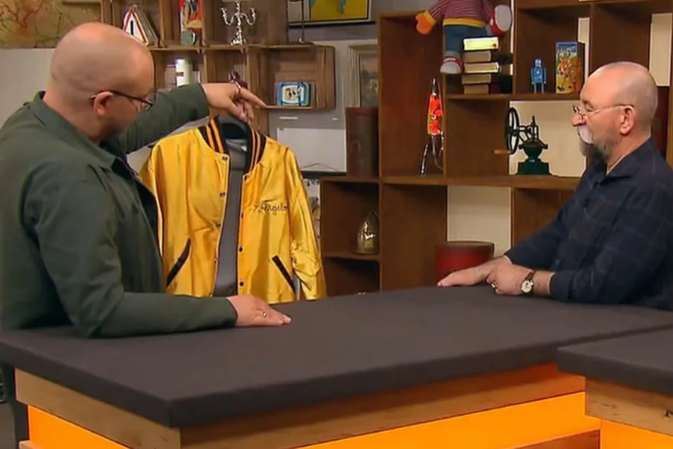 Bares für Rares: Bares für Rares: 10.000 Euro für alte gelbe Jacke? Händler schicken Verkäufer weg!