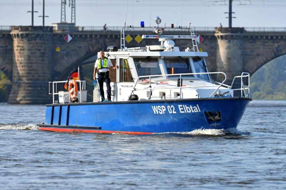 Die Wasserschutzpolizei Sachsen bestreift neben Seen und Talsperren auch insgesamt 172 Kilometer Elblauf: Das große Streifenboot der Dresdner Besatzung hört auf den Funkruf "WSP02 Elbtal".
