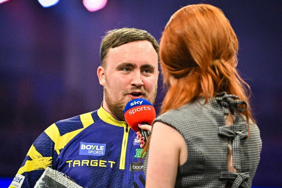 Luke Littler (18) překvapil v neděli večer nejen moderátorku Sky Abigail Davies nečekaným oznámením.
