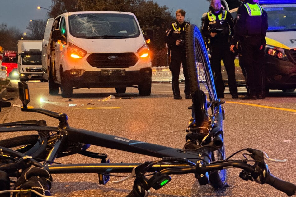 Ein Radfahrer wurde am Mittwochmorgen in Hamburg von einem Lieferwagen erfasst.