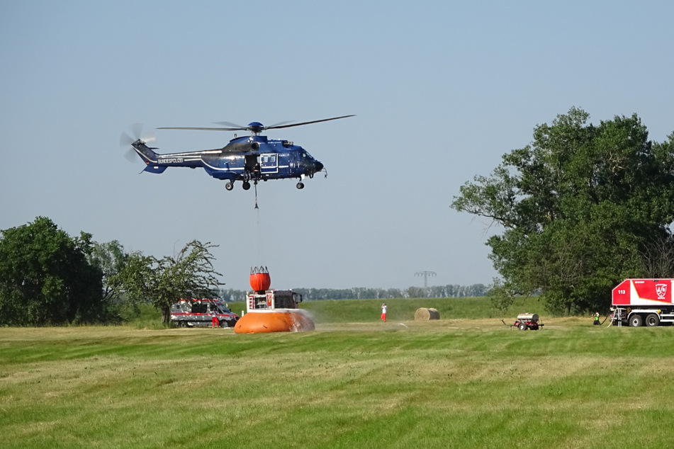 Einsatzkräfte der Bundespolizei halfen ab Freitagnachmittag mit einem Hubschrauber bei den Löscharbeiten.