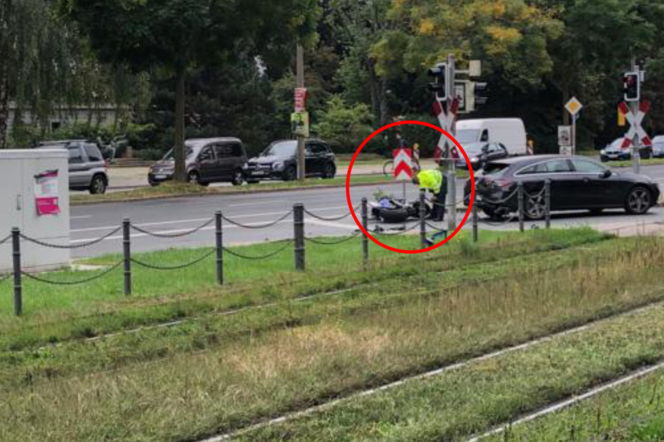 Der Motorradfahrer krachte von hinten in den Kombi.