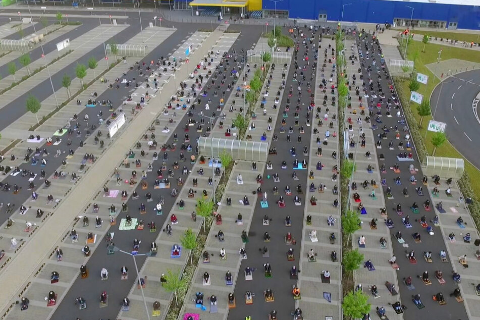 Mehrere hundert Muslime beten am vergangenen Sonntag (24.5.2020) zum Abschluss des Fastenmonats Ramadan auf dem großen Parkplatz eines Ikea-Möbelhauses.