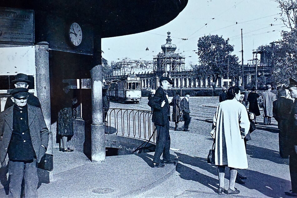 Das Foto zeigt die Haltestelle am Postplatz mit Blick auf den Zwinger in den 50er-Jahren.