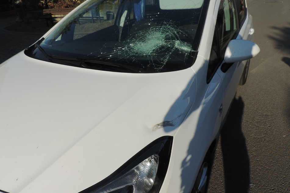 Der Junge knallte bei dem Unfall gegen die Windschutzscheibe des Opels.