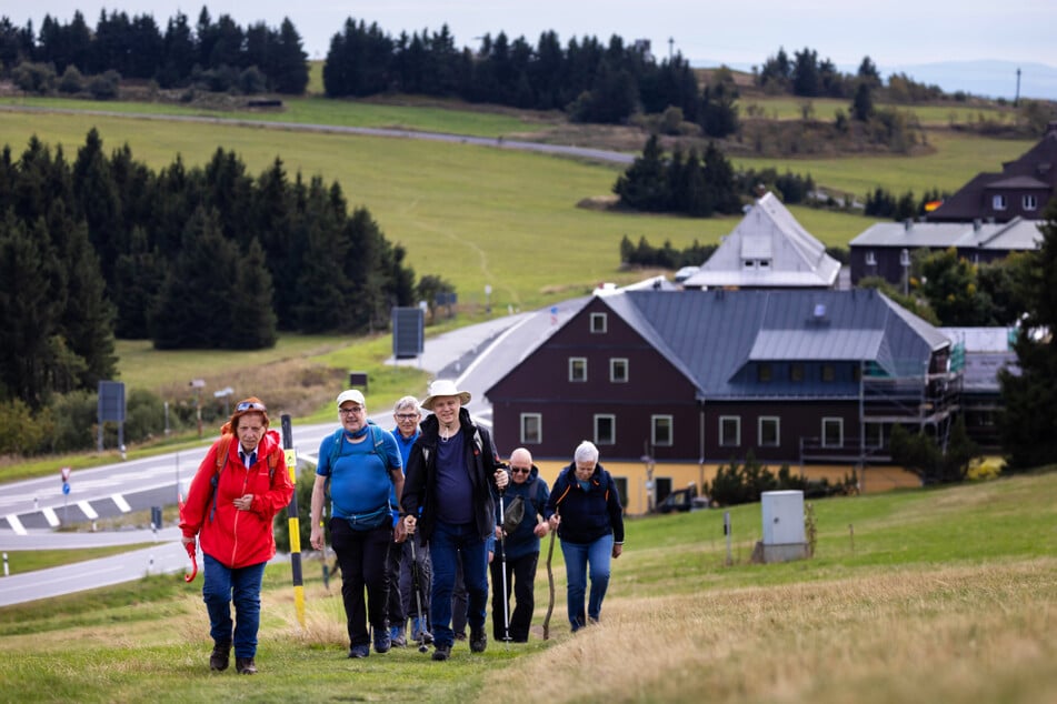 Geführte Wanderungen sind gefragt. In Oberwiesenthal nehmen Touristen und Einheimische an den Touren teil.