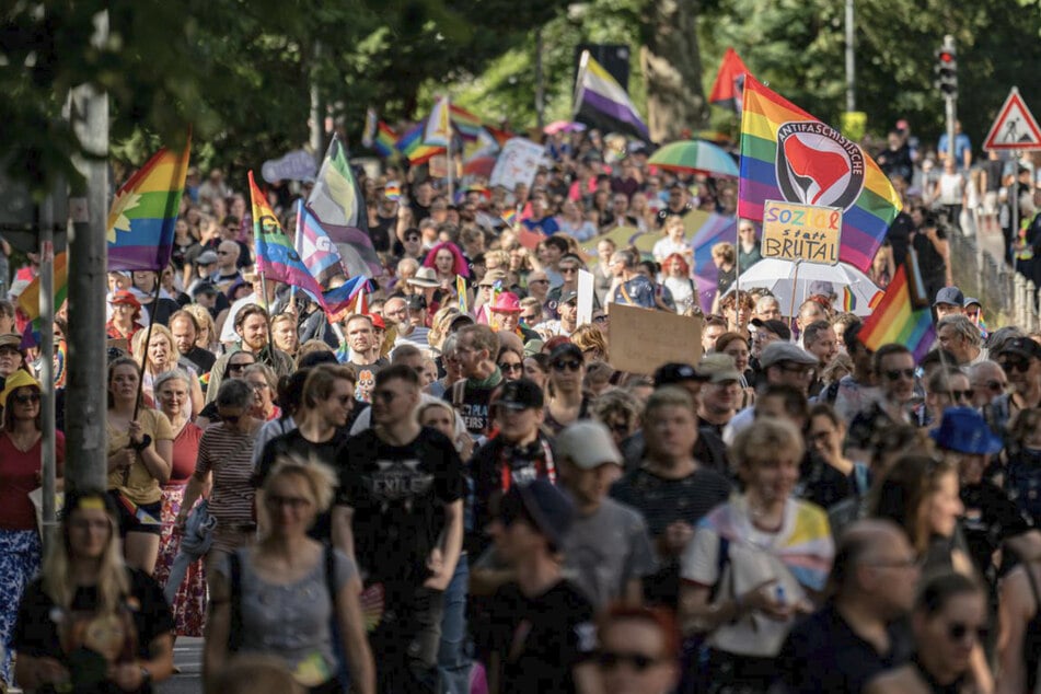 Hunderte Menschen erscheinen zum bunten CSD-Zug.