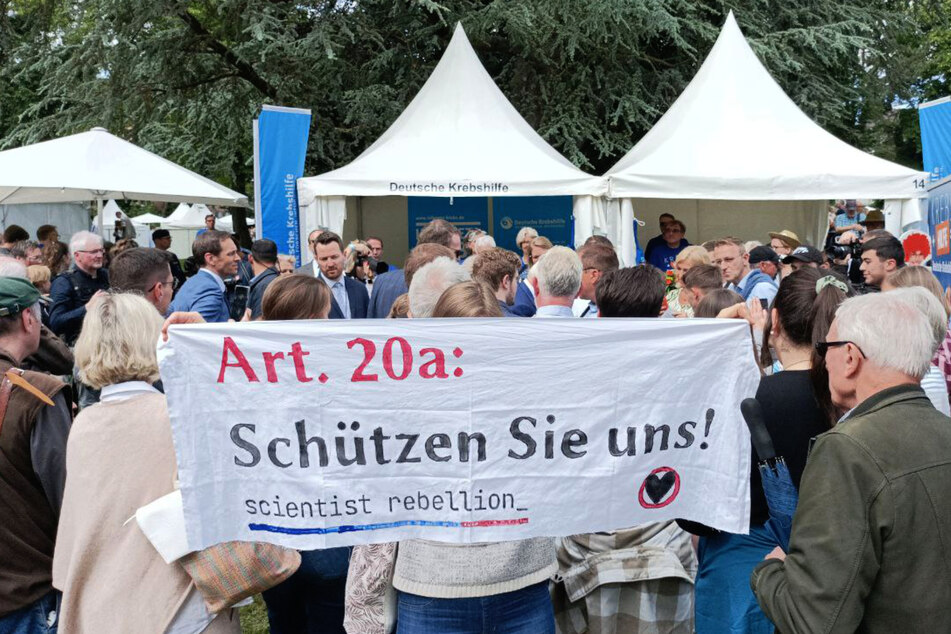 Mit einem Banner forderte die "Letzte Generation" Bundespräsident Steinmeier dazu auf, die Klimaschutzgesetz-Änderung nicht zu unterzeichnen.