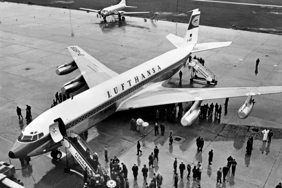 Die erste Boeing B 707-430 der Lufthansa trifft am 2. März 1960 in Hamburg ein und eröffnet damit das Düsenzeitalter im Linienverkehr. Im Hintergrund steht eine Convair 340.