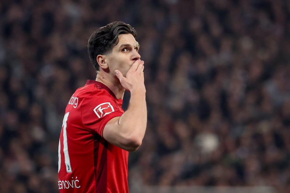 Statt sich ausgiebig zu freuen, schickte Ex-Kiezkicker Igor Matanovic (22) aus Respekt gegenüber der St.-Pauli-Fans nur einen Kuss an seine Familie auf der Tribüne.